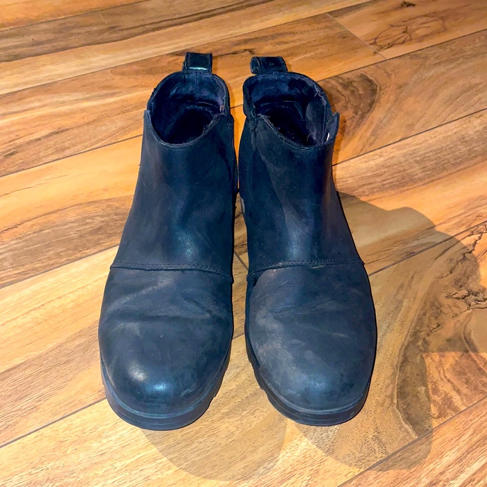 like new Sorel Emelie Chelsea boots!